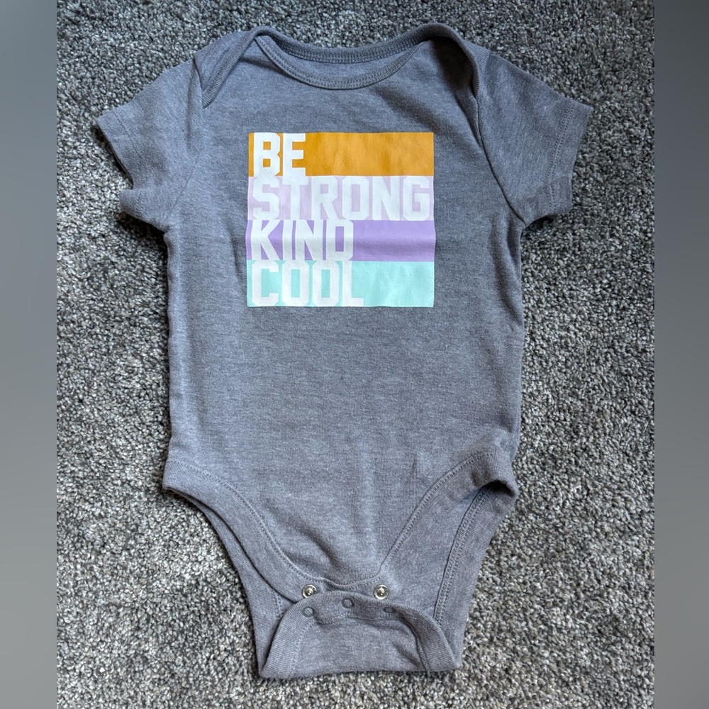 5/$15 Old Navy Gray Graphic One Piece